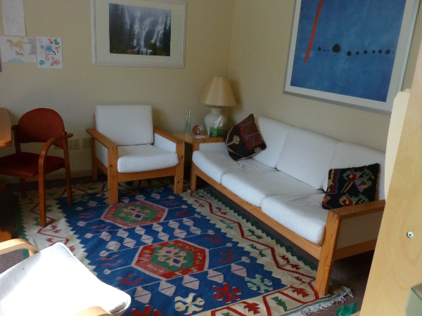 Image of a cheerful, comfortable therapy office